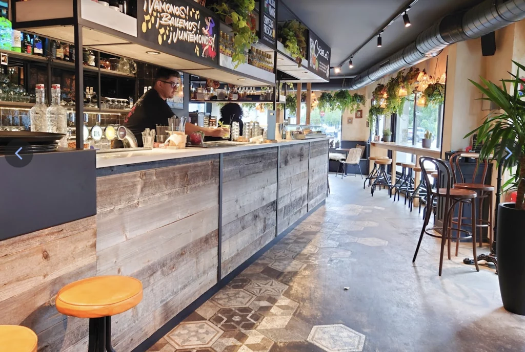 comptoir du coffeeshop loco loca a nantes avec tabourets et tables et consommations