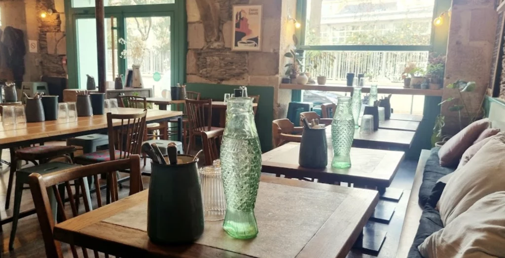 tables et chaises dans le becot café