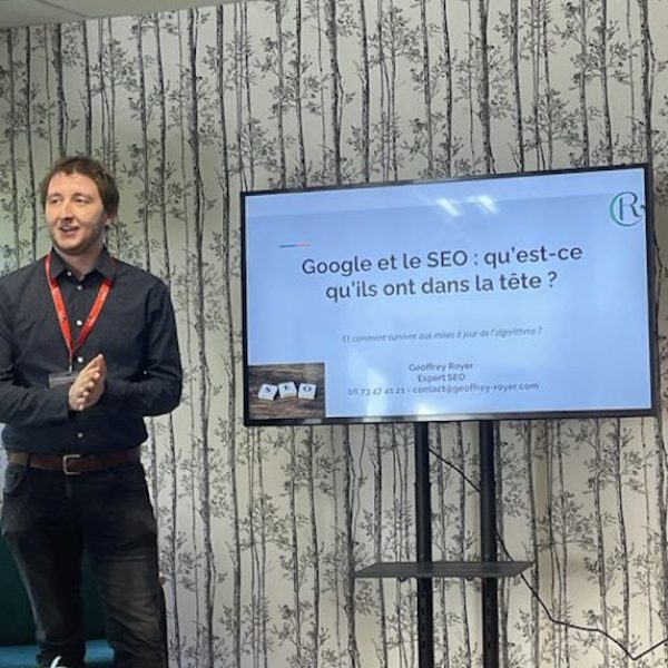 redacteur web a nantes presentant une conference seo