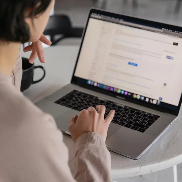 ecran ordinateur portable sur tutoriel explicatif lie au referencement naturel seo et aux outils analytics search console