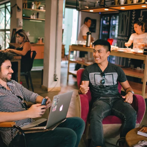 photo de quelques personnes dans un coffeeshop en train de discuter travailler