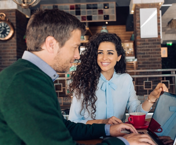 deux personnes en rendez vous client avec un ordinateur portable
