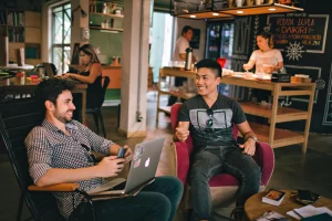 photo de quelques personnes dans un coffeeshop en train de discuter travailler