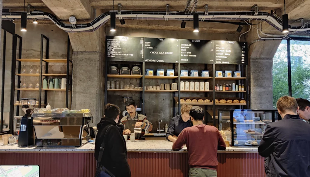 comptoir du madeleine cafe a nantes avec clients et serveurs a la caisse