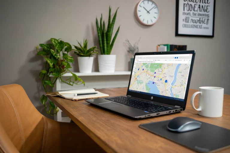 ordinateur sur bureau affichant une carte google map d une fiche google bien optimisee en seo